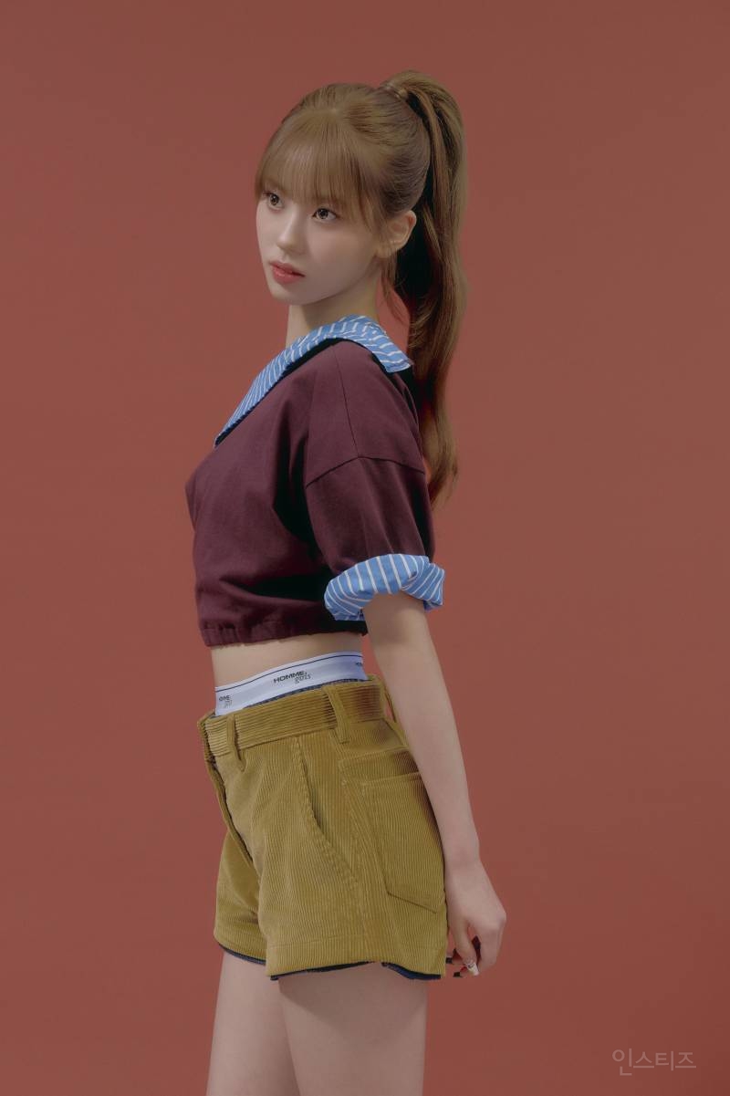 테디 프로듀싱 걸그룹 이즈나 브랜드 화보 감성 컨포 공개 | 인스티즈