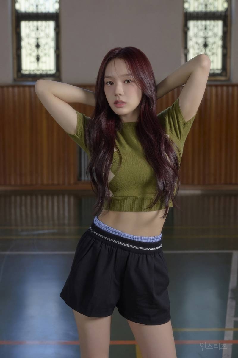 테디 프로듀싱 걸그룹 이즈나 브랜드 화보 감성 컨포 공개 | 인스티즈