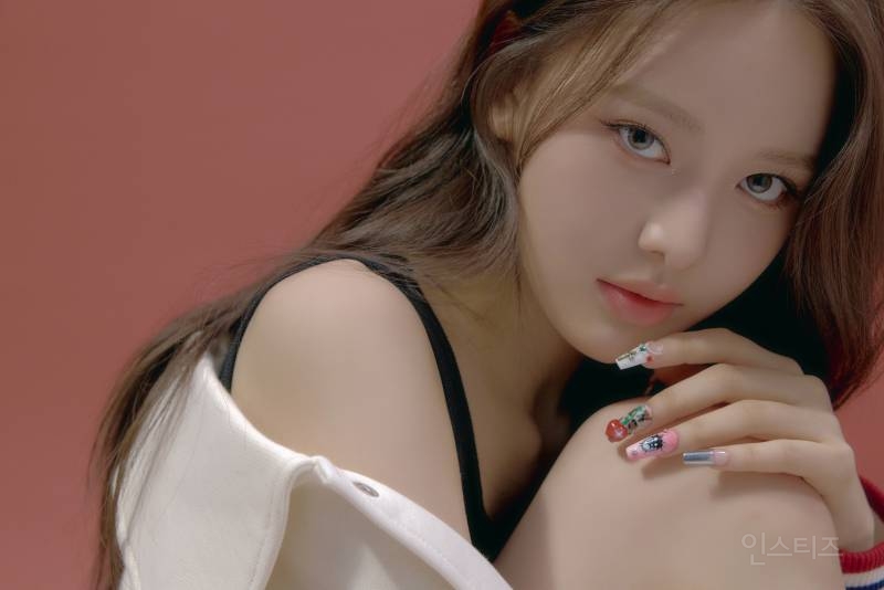 테디 프로듀싱 걸그룹 이즈나 브랜드 화보 감성 컨포 공개 | 인스티즈