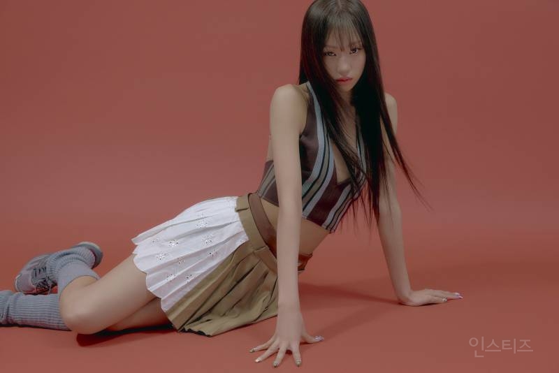 테디 프로듀싱 걸그룹 이즈나 브랜드 화보 감성 컨포 공개 | 인스티즈