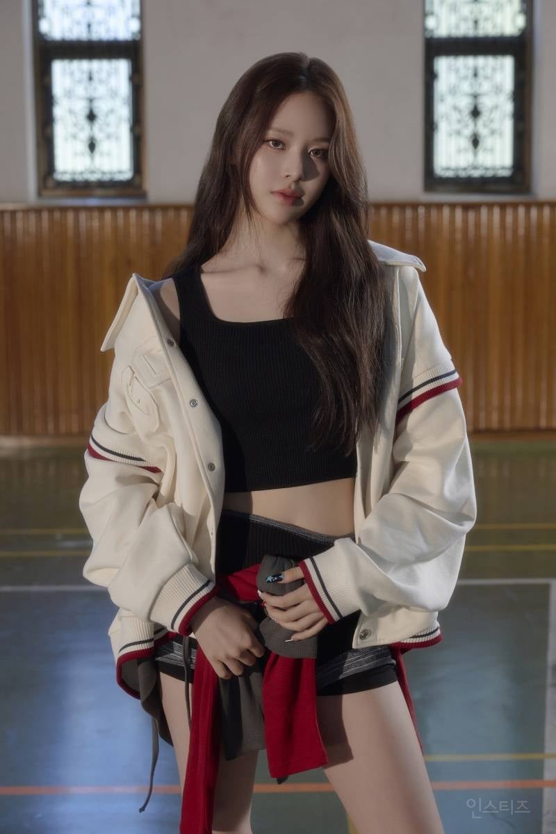테디 프로듀싱 걸그룹 이즈나 브랜드 화보 감성 컨포 공개 | 인스티즈