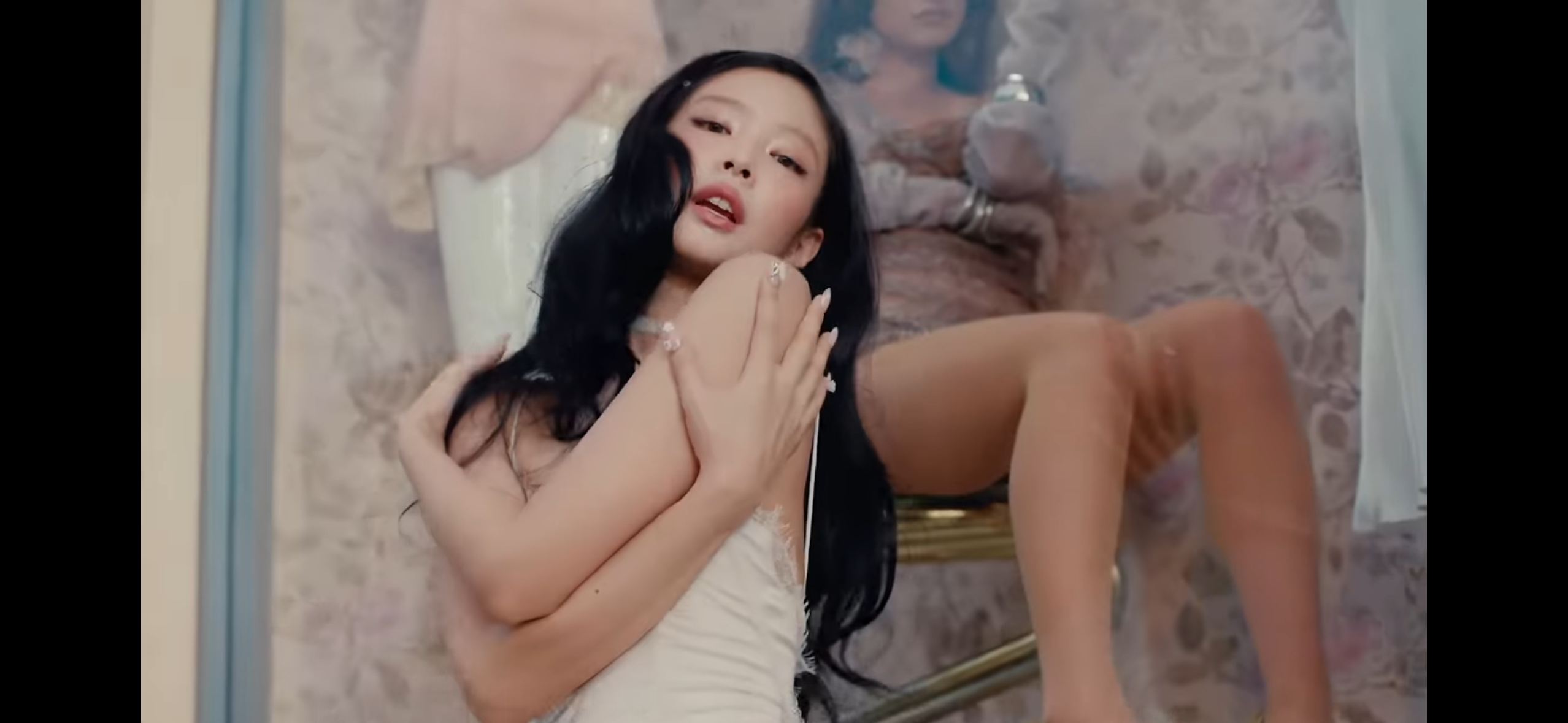 [잡담] 만트라 뮤비 마네킹이 아니라 사람인거 앎? | 인스티즈
