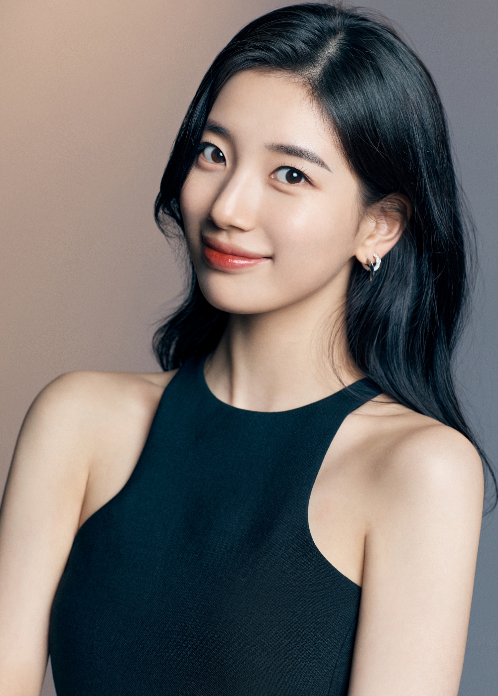[잡담] 수지 이 옷도 셀린느라는데 이건 앰버 발탁 전이야? | 인스티즈
