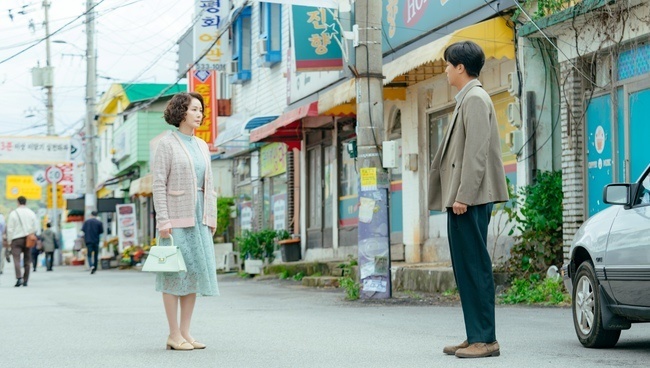 [정보/소식] 김성령이 연우진의 친모? 미묘하게 마주친 두 사람 (정숙한 세일즈) | 인스티즈