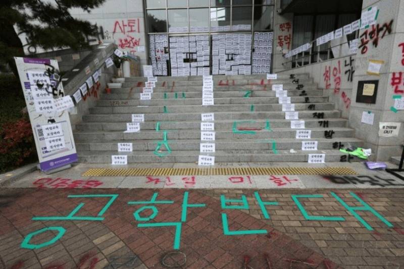 [잡담] 시위 락카칠에서 청테이프로 바꿨구나 | 인스티즈