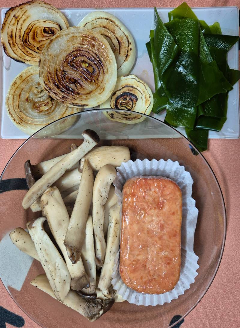 [잡담] 통스팸구이 구운 양파 새송이버섯볶음 쌈다시마 | 인스티즈