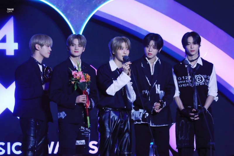 오늘 루키 상 받고 2024 KGMA 무대 찢은 나우어데이즈 | 인스티즈