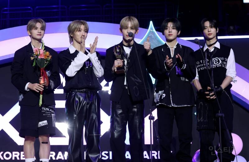 오늘 루키 상 받고 2024 KGMA 무대 찢은 나우어데이즈 | 인스티즈