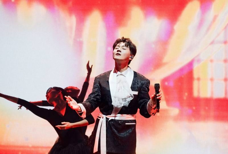 이렇게까지 콘서트 컨셉이 바뀔 수 있나싶은 그룹의 공연 .jpg | 인스티즈
