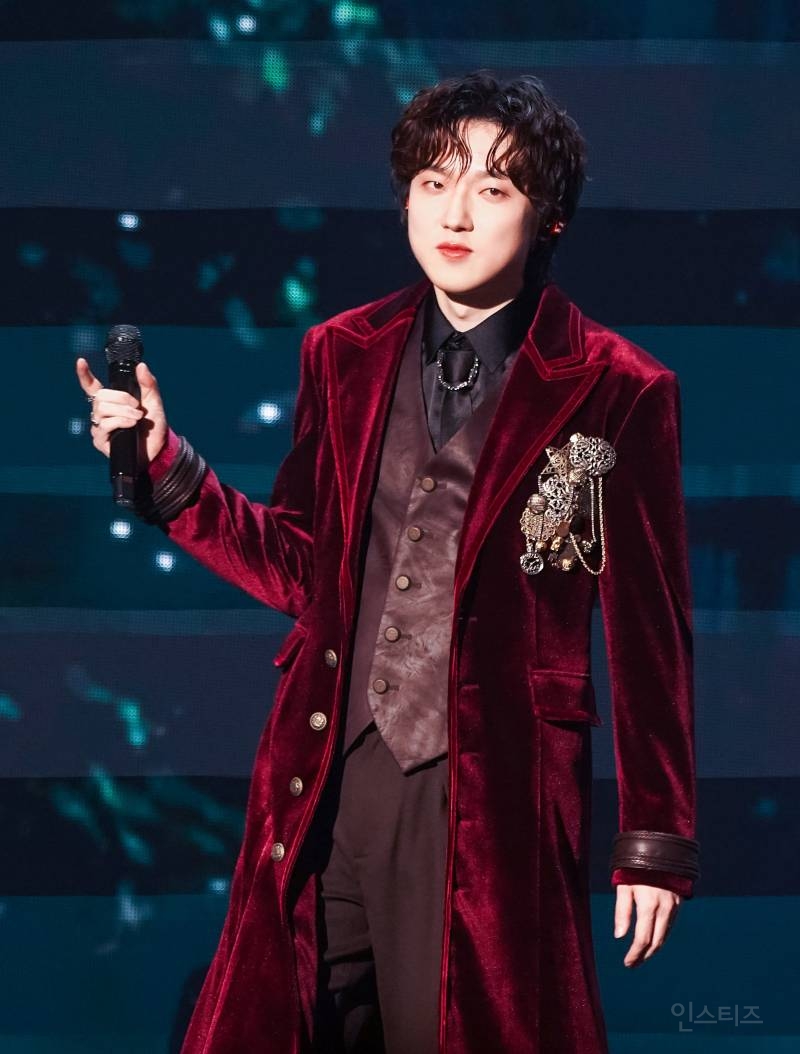 이렇게까지 콘서트 컨셉이 바뀔 수 있나싶은 그룹의 공연 .jpg | 인스티즈