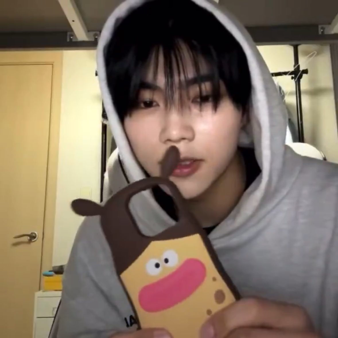 [잡담] 성한빈이 박건욱에게 선물했다는 폰케이스 | 인스티즈