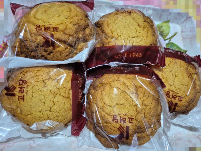 [잡담] 소보로빵 이거 진짜 크고 맛있는데 다섯개에 만원에 사옴👍 | 인스티즈