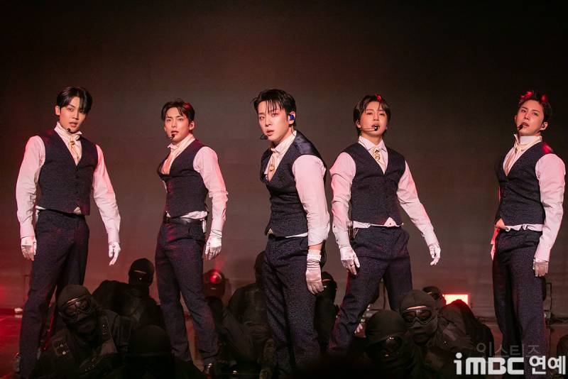 '파격' 에이스, 핫팬츠 벗고 코르셋+상의탈의 "파격 원했다" | 인스티즈