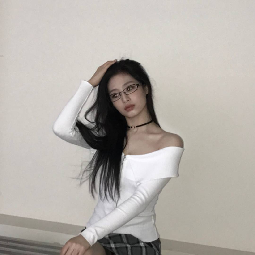 [잡담] 아현은 측면이 진짜 이쁜거같음 | 인스티즈