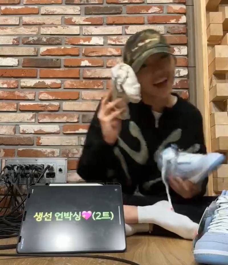트위터에서 알티타는 남돌 생일선물 언박싱 영상.twt | 인스티즈