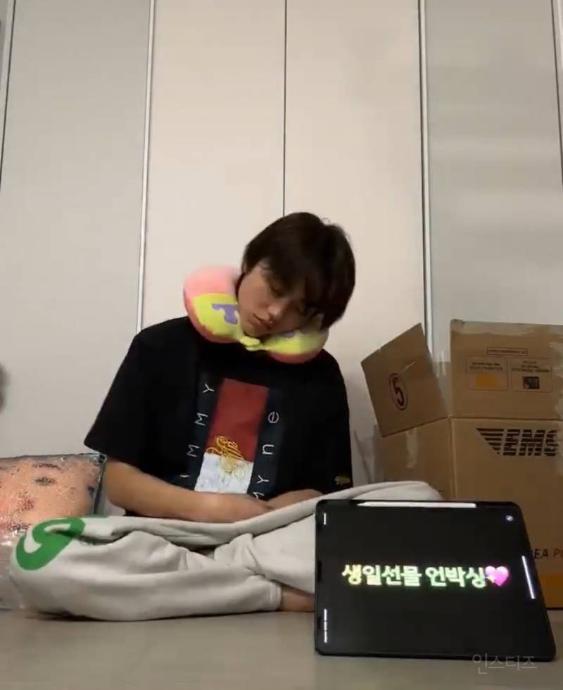 트위터에서 알티타는 남돌 생일선물 언박싱 영상.twt | 인스티즈