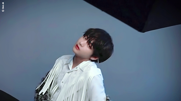 [잡담] 뷔 이 움짤 보고 가슴이 두근거림 | 인스티즈