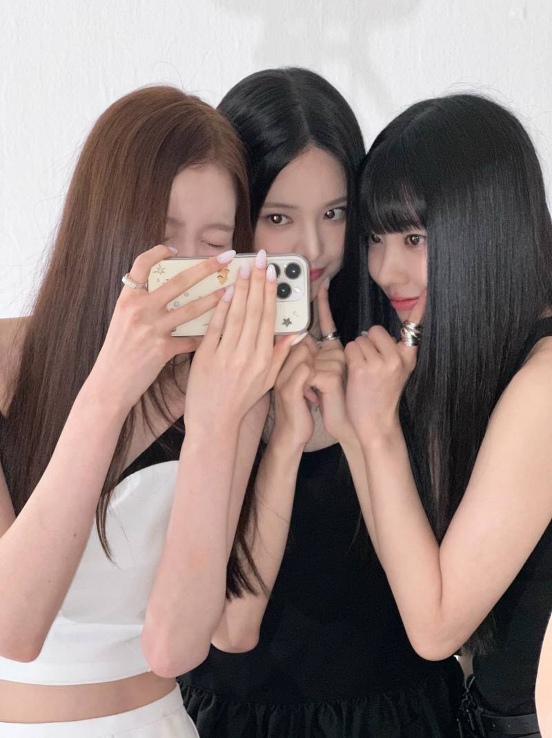 언니들과 언니들 가운데 끼는게 수준으로 행복한 막내의 걸그룹 조합 | 인스티즈