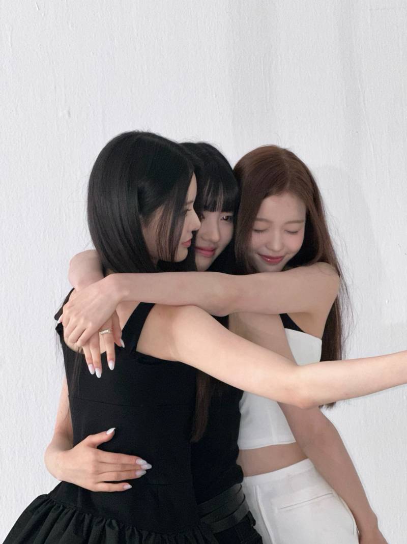 언니들과 언니들 가운데 끼는게 수준으로 행복한 막내의 걸그룹 조합 | 인스티즈