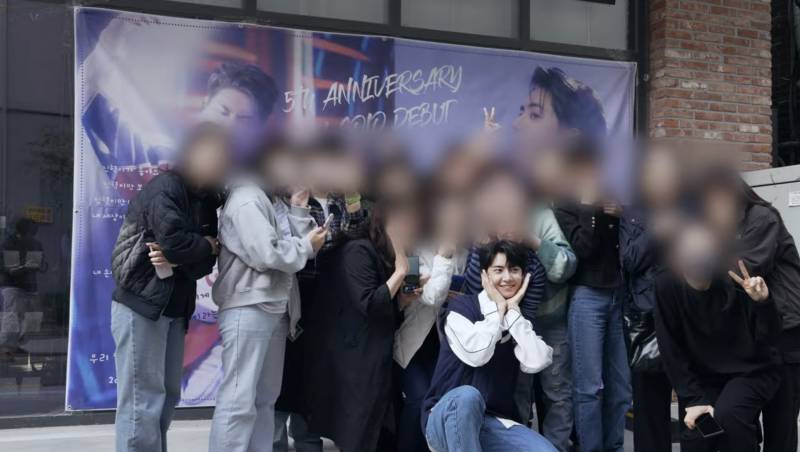 솔로 데뷔 5주년 맞아 축하 카페 다 돌아다닌 가수 | 인스티즈