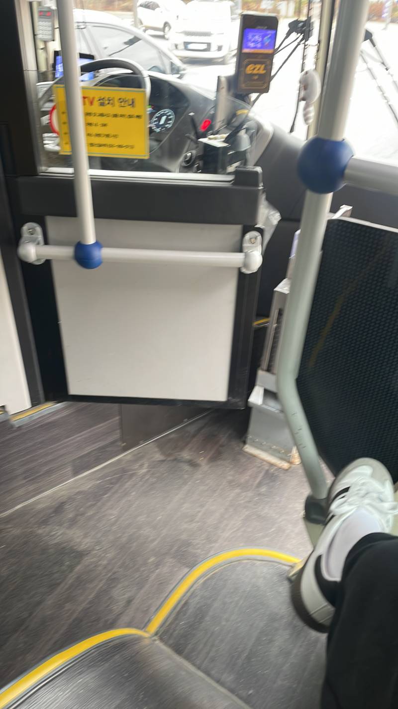 [잡담] 실시간으로 버스기사가 밖에 나가서 담배핌 | 인스티즈