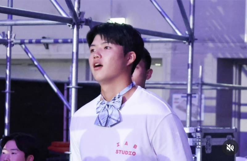 [잡담] 태형이 얼딩 맞는 이유 : 목에 리본을 걸어도 위화감이 1도 없음 | 인스티즈