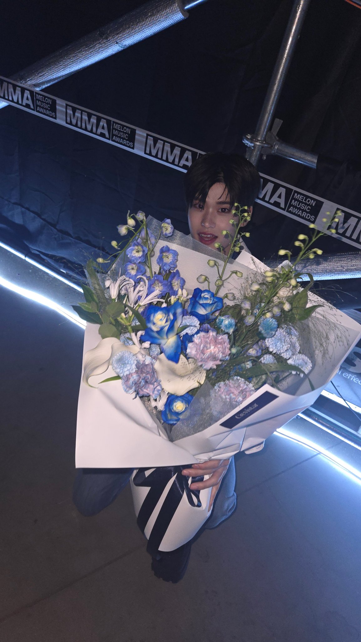 [잡담] 꽃을든 소희💐 셀카도가져왔네 | 인스티즈