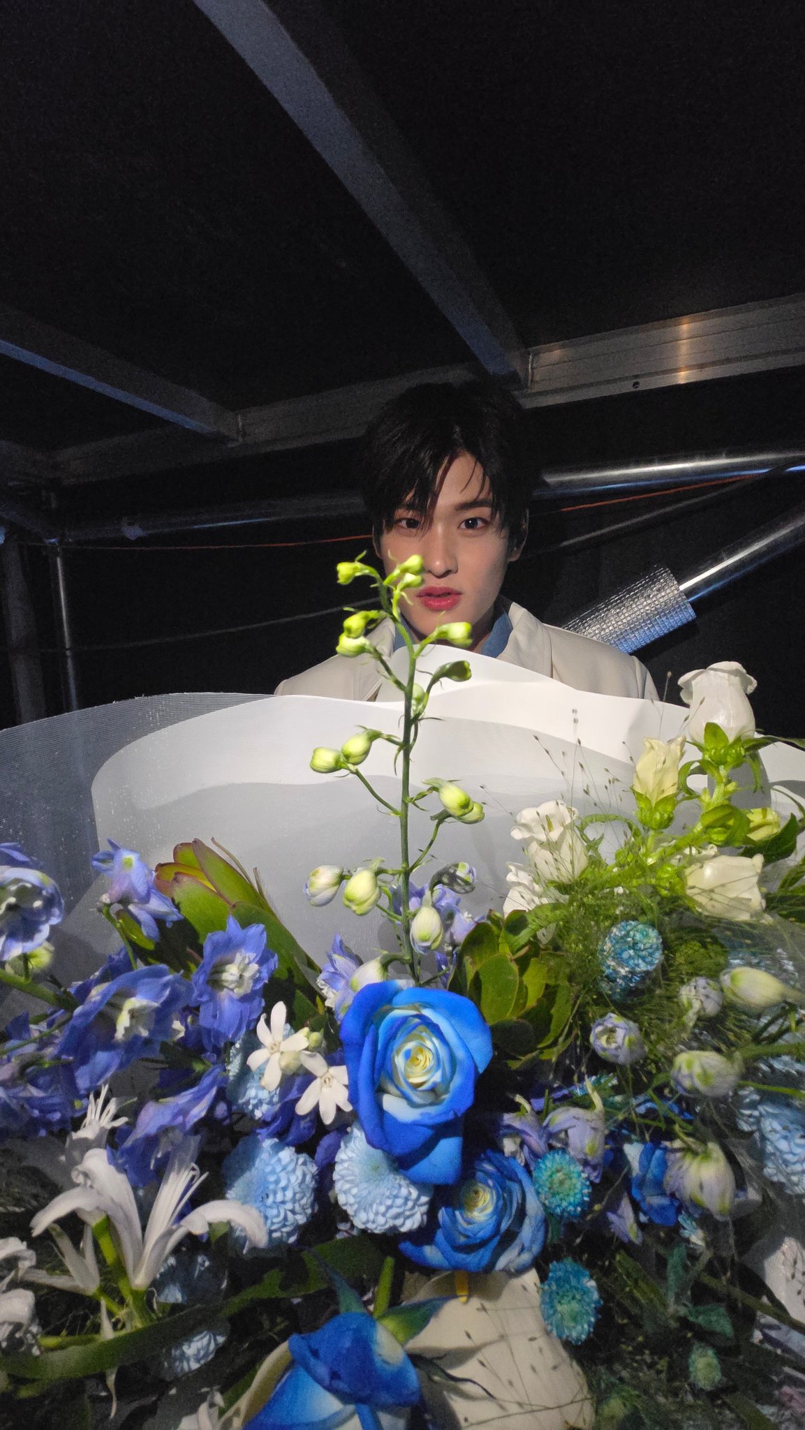 [잡담] 꽃을든 소희💐 셀카도가져왔네 | 인스티즈