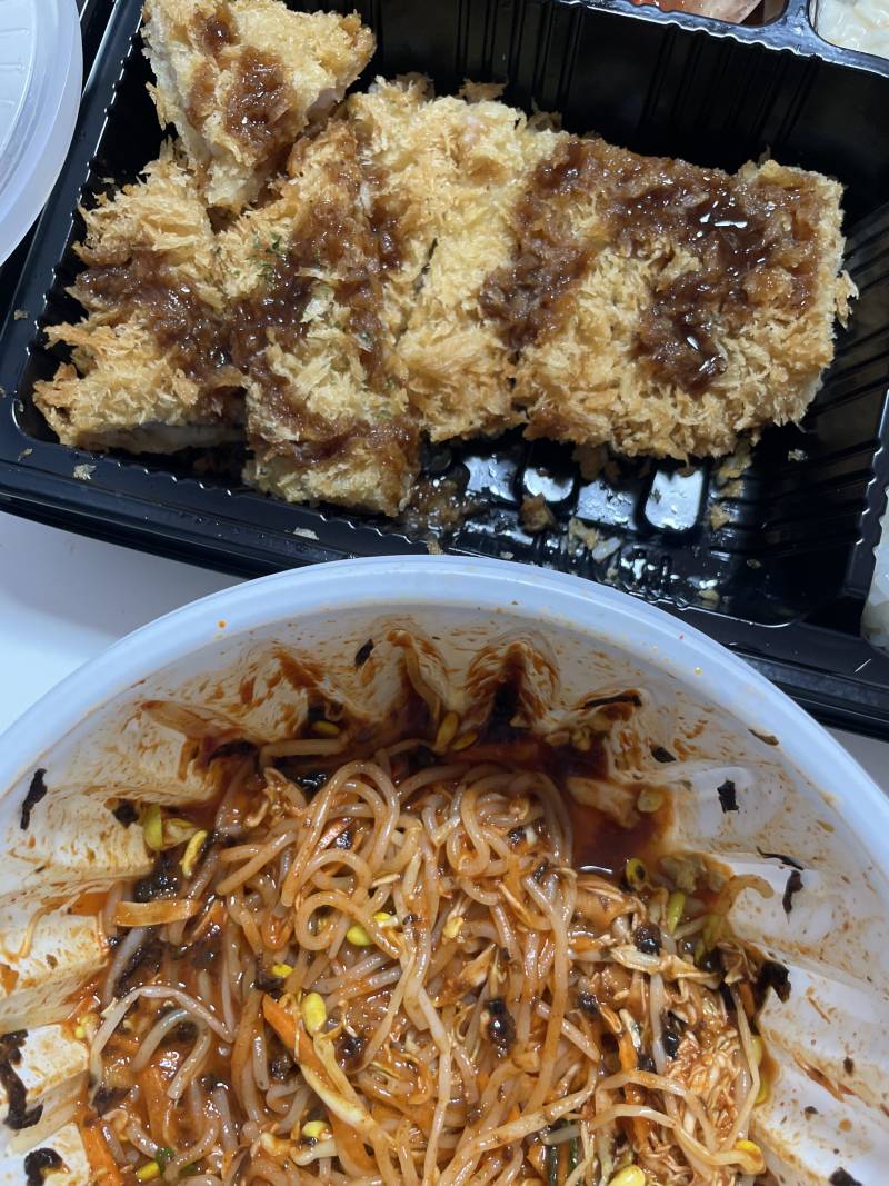 [잡담] 돈가스+쫄면을 시켰는데 너무 많이 남았다.. 버리기 아까운데 | 인스티즈