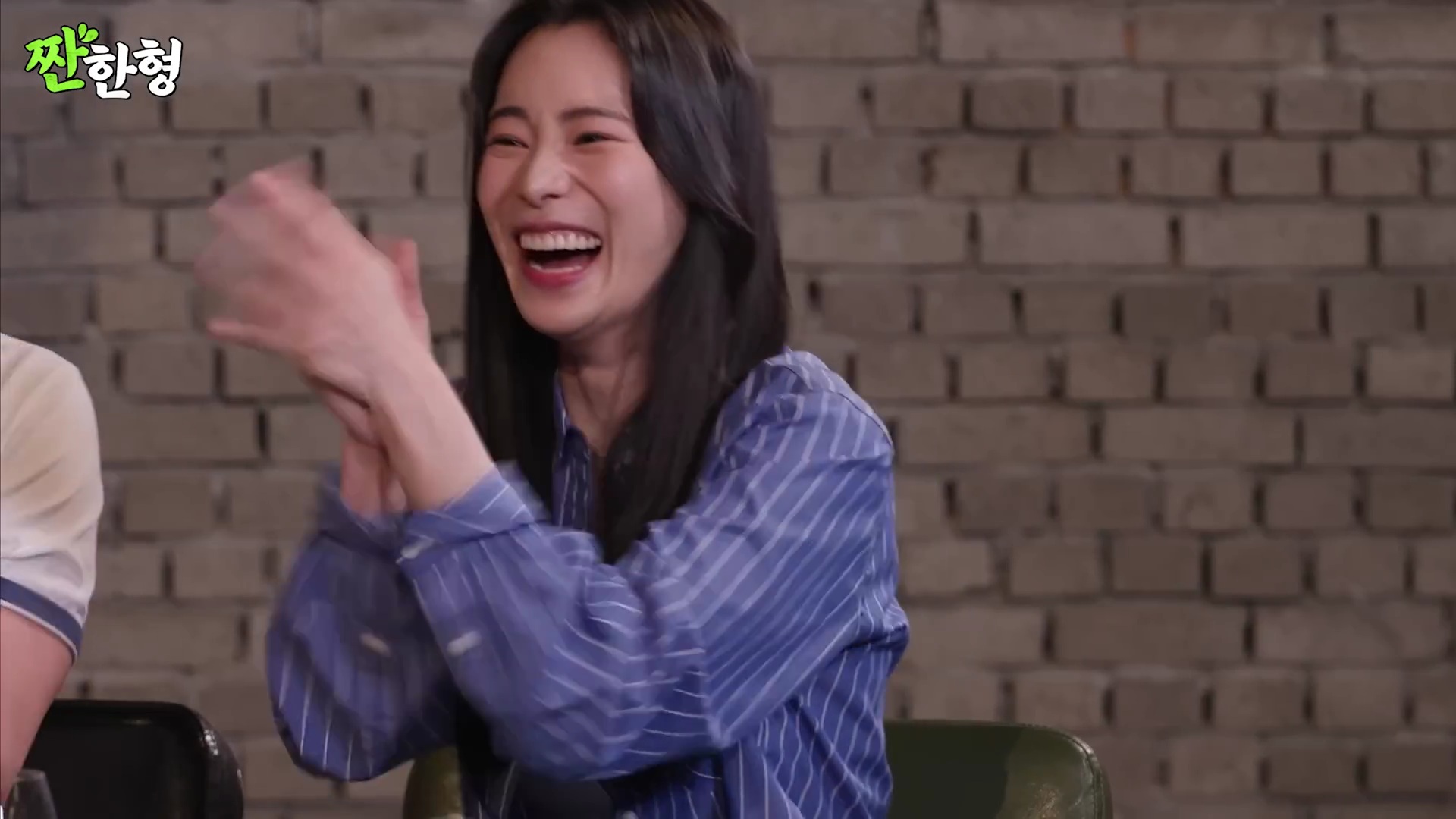 [잡담] 비비 첫 키스씬이 지창욱인데 그 소감을 지창욱한테 물어보는 임지연 | 인스티즈