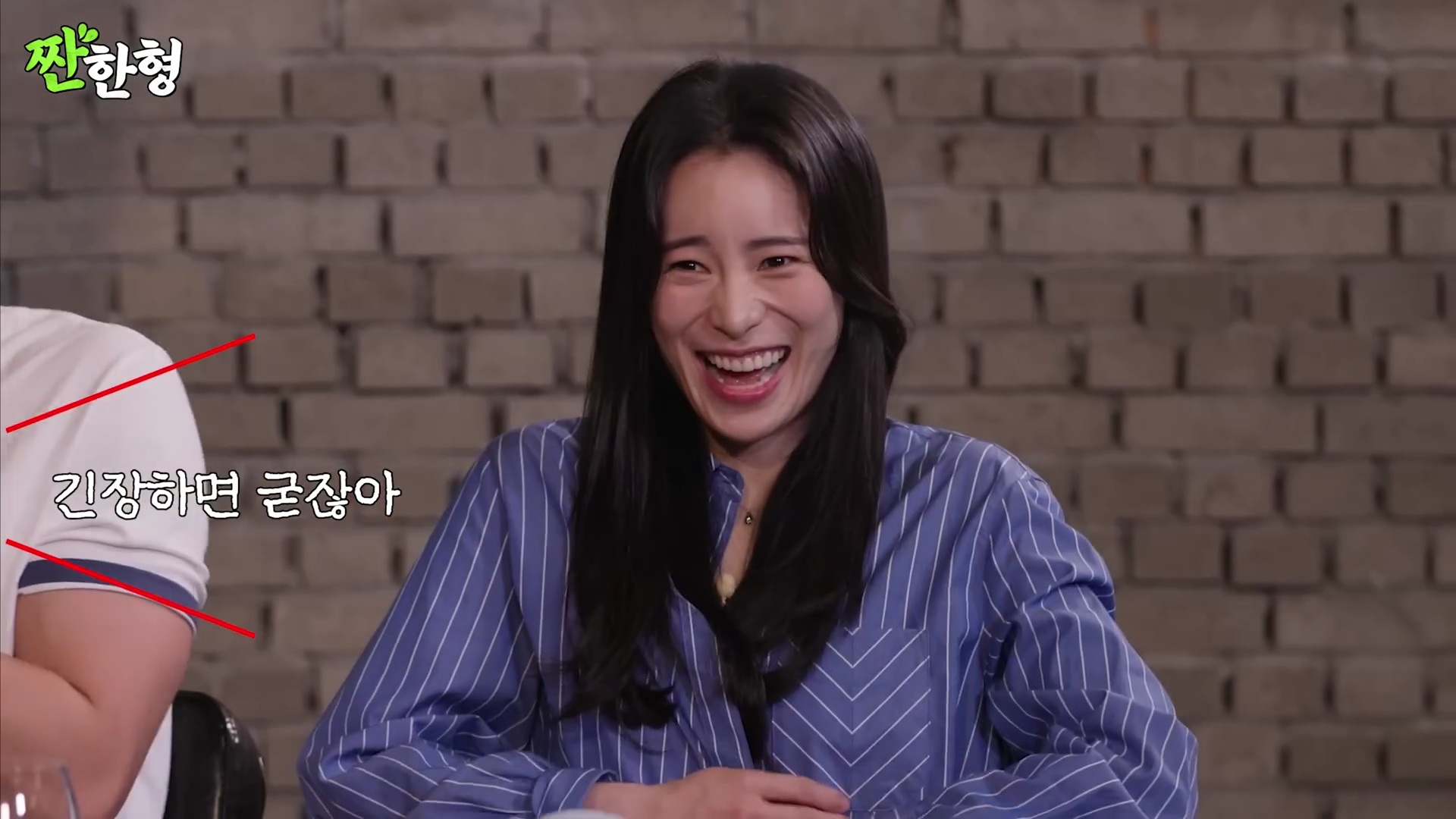 [잡담] 비비 첫 키스씬이 지창욱인데 그 소감을 지창욱한테 물어보는 임지연 | 인스티즈