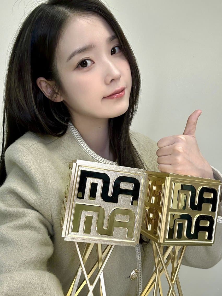 [잡담] 와 아이유 방금 뜬 사진 미쳤다리다….. | 인스티즈