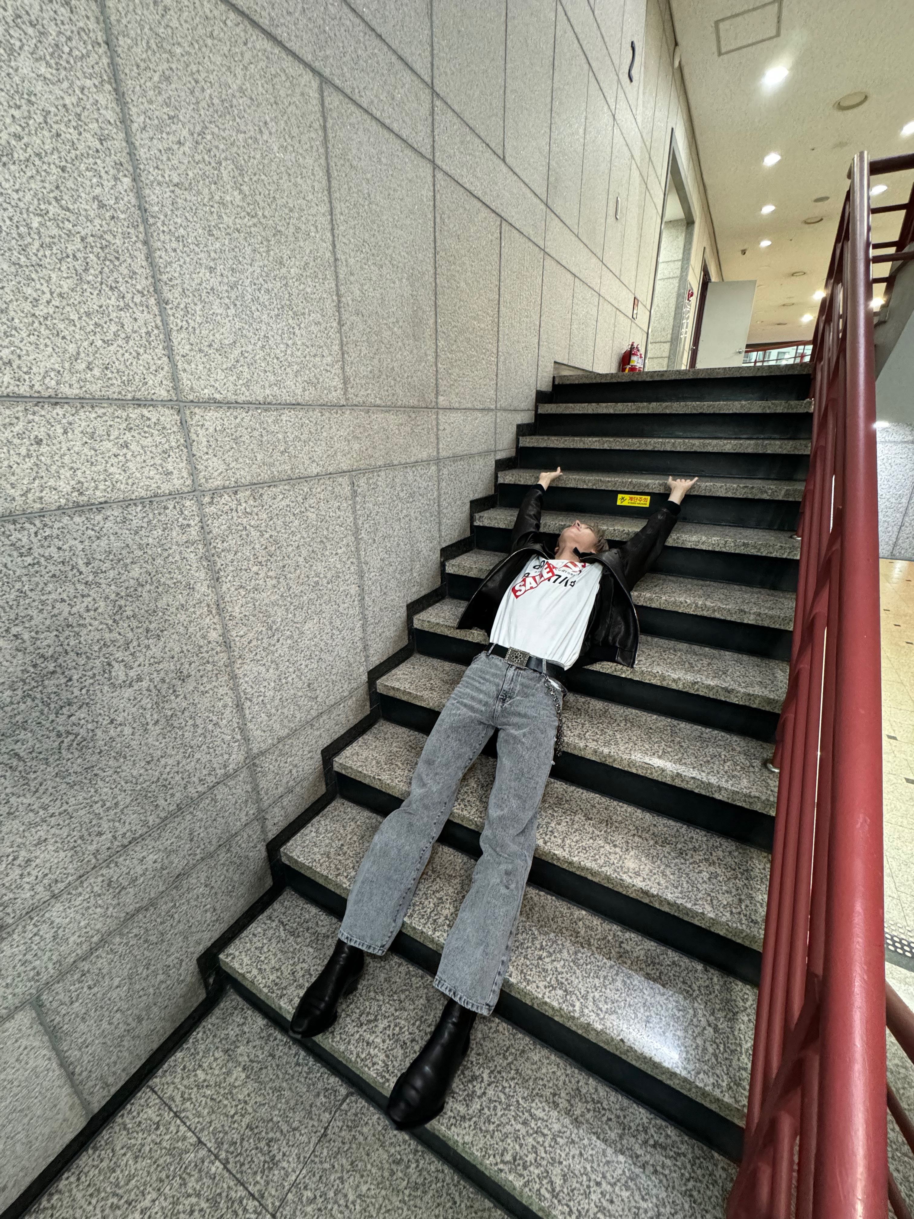 I가 7명 E가 1명인 내향형 과다 아이돌 그룹한테 웃음참기 게임을 시켜보았다 | 인스티즈