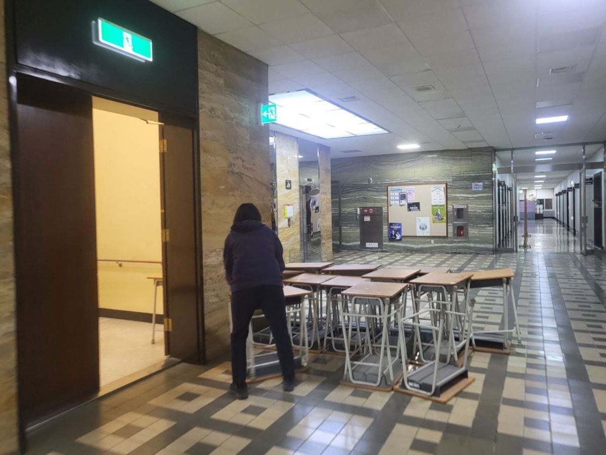 [정보/소식] 헬기 착륙 막으려고 사무처 직원들 책상을 옥상으로 올렸다고 | 인스티즈