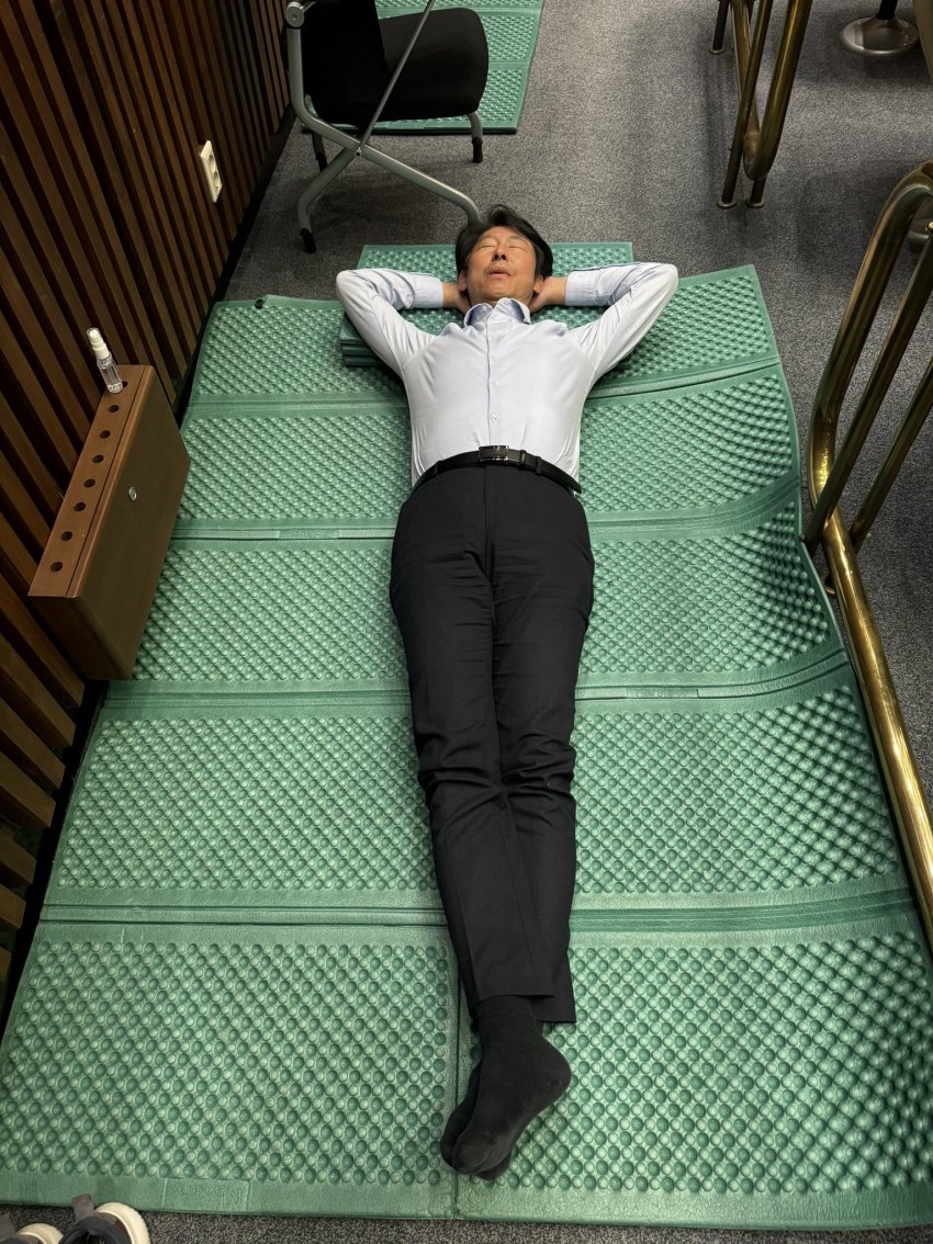 [잡담] 딸방에서 응원봉 발견해서 자랑하려다 아이돌 본계 소환해버린 국회의원 | 인스티즈
