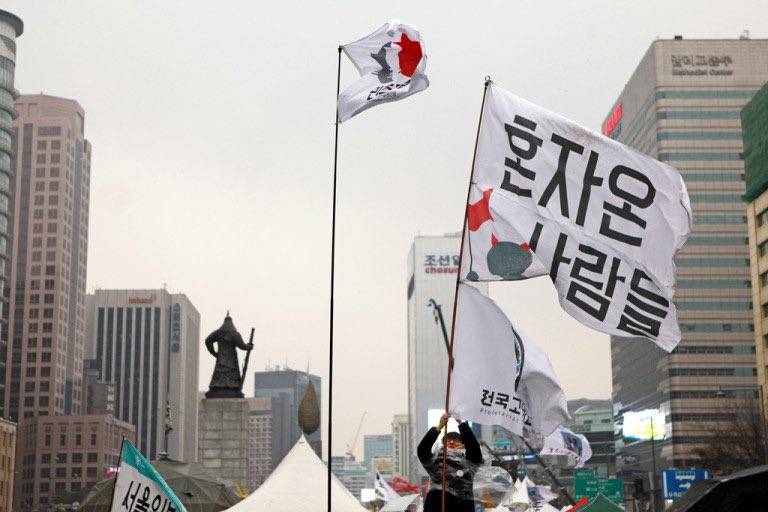 [잡담] 나라가 뒤집어져서 개빡쳐서 뛰쳐나온 와중에 깃발들 진짜 웃기네 | 인스티즈