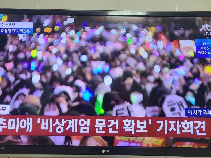 [잡담] 오늘도 여의도 사람 미어터지네? 토욜만 하는거 아니엇어? | 인스티즈