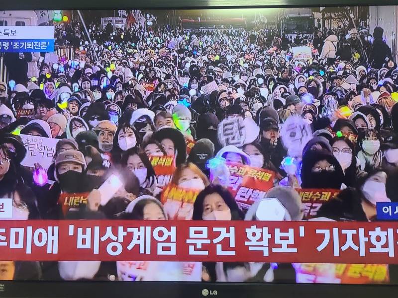 [잡담] 오늘도 여의도 사람 미어터지네? 토욜만 하는거 아니엇어? | 인스티즈