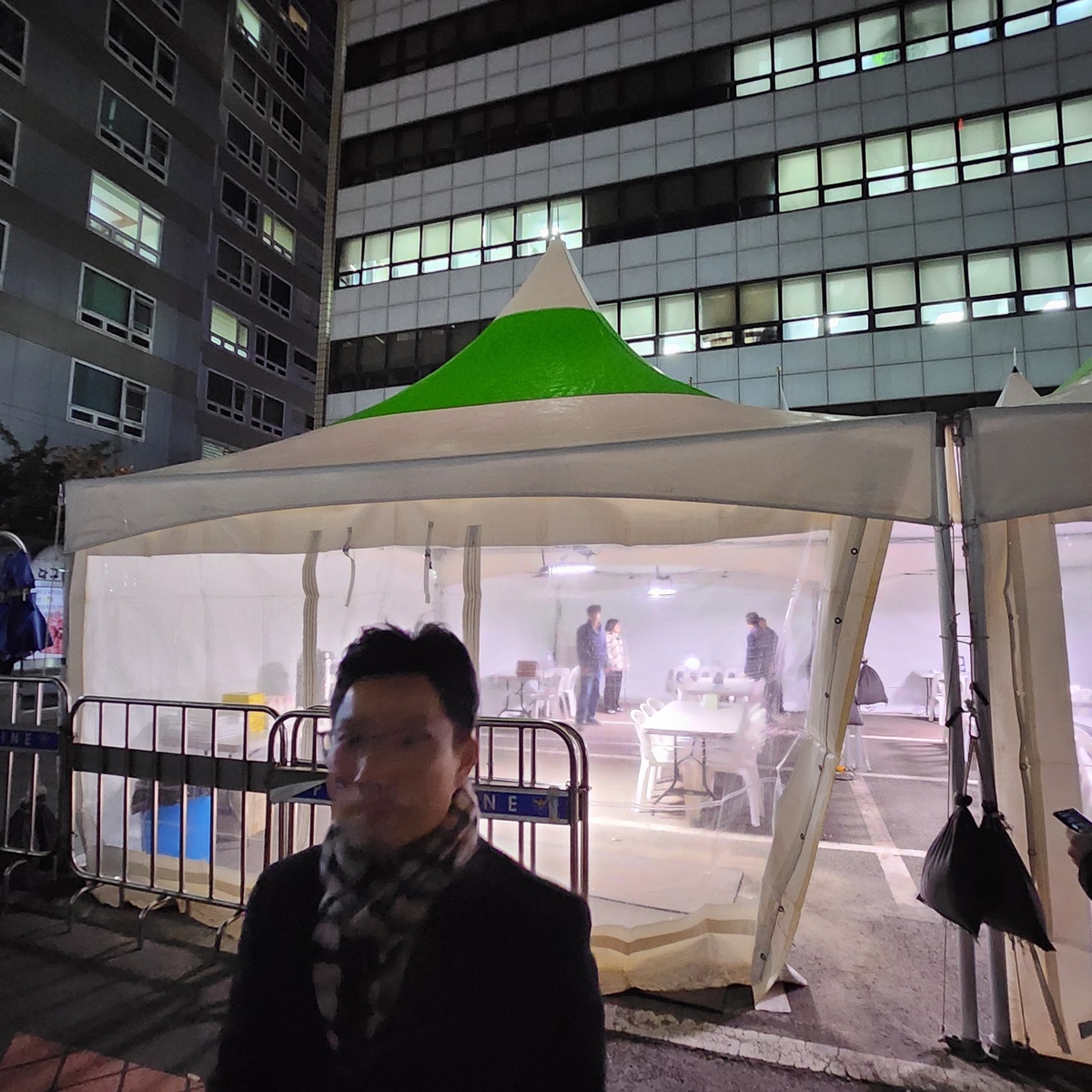 [정보/소식] 민주당사 앞에 집회 나온 시민들 쉴 수 있는 공간 만들어놓음 | 인스티즈