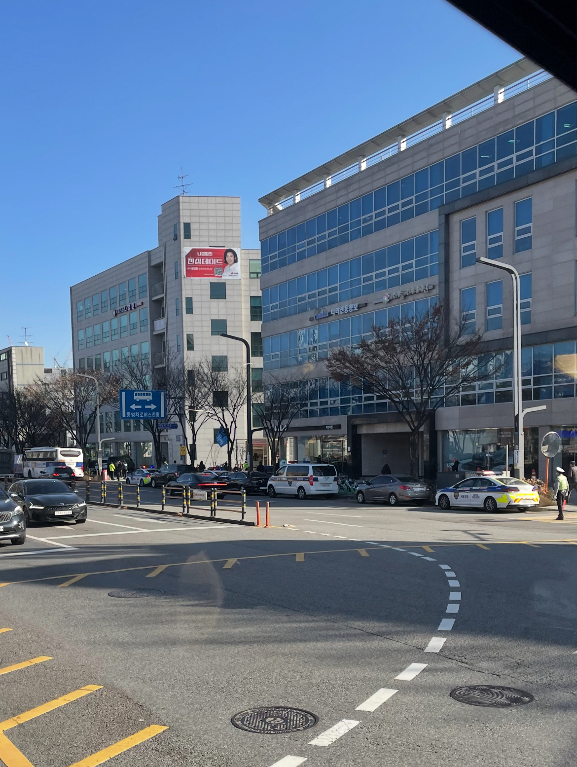 [잡담] 나경원 사무실 앞에 대형 경찰버스 와있음 | 인스티즈