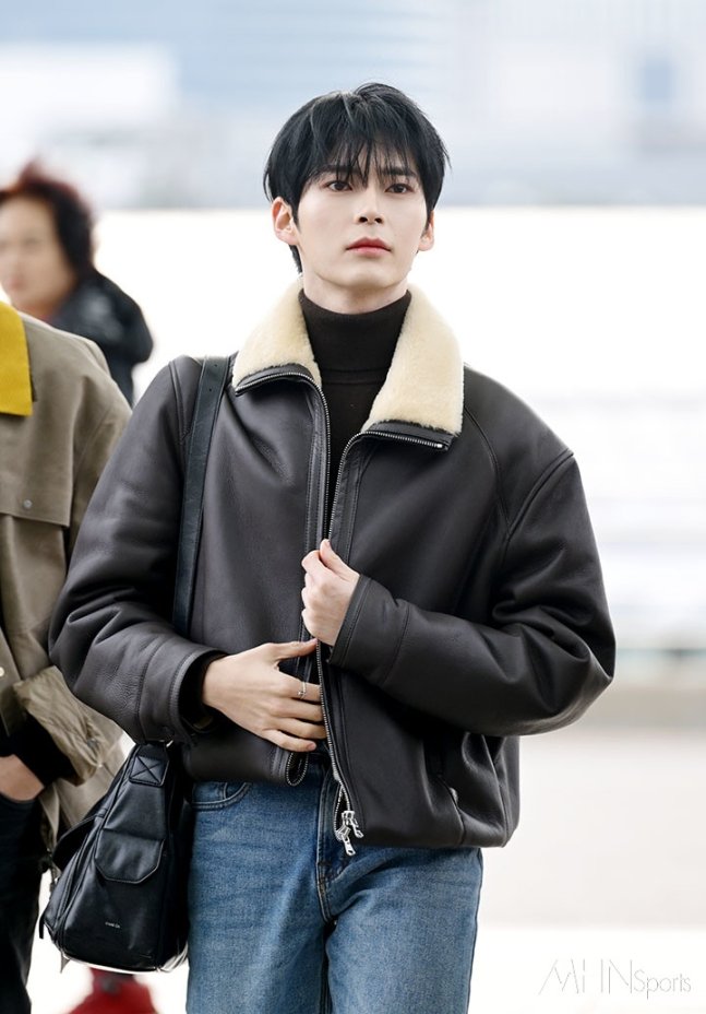 [잡담] 성한빈 오늘 공항 기사사진 | 인스티즈