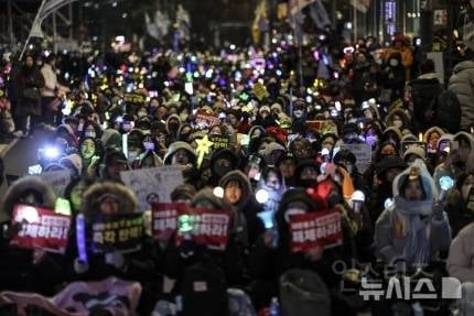 아이유, 팬들에게 역조공…여의도서 아이크 든 유애나 위해 | 인스티즈