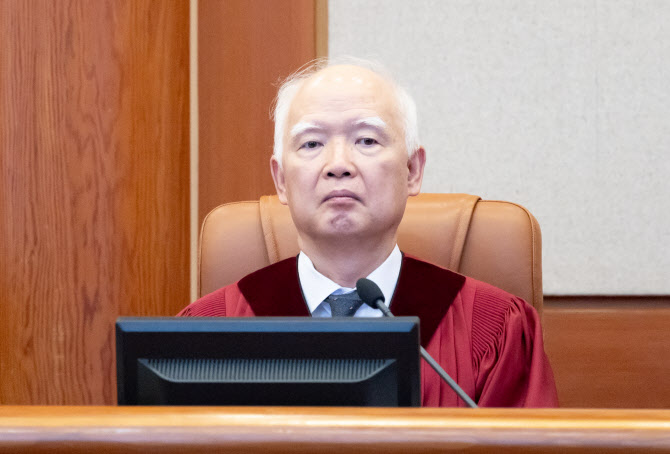 [잡담] 아니 정형식 보니까 뻘하게 궁금한게 | 인스티즈