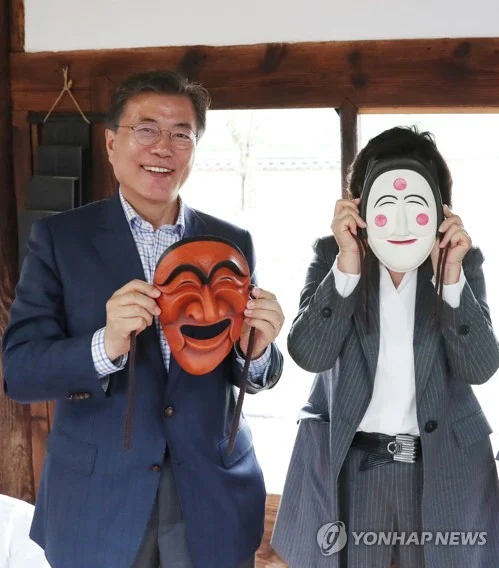 [잡담] 문프-김정숙여사 서로 사귀는 사진 모음집 | 인스티즈