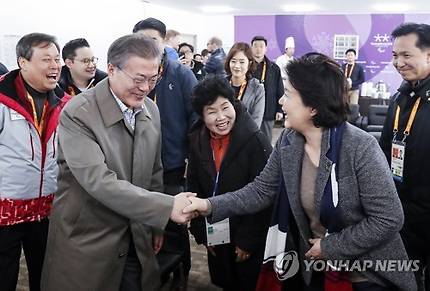 [잡담] 문재인부부 평창올림픽 악수짤 웃기면서도 짠한게 | 인스티즈