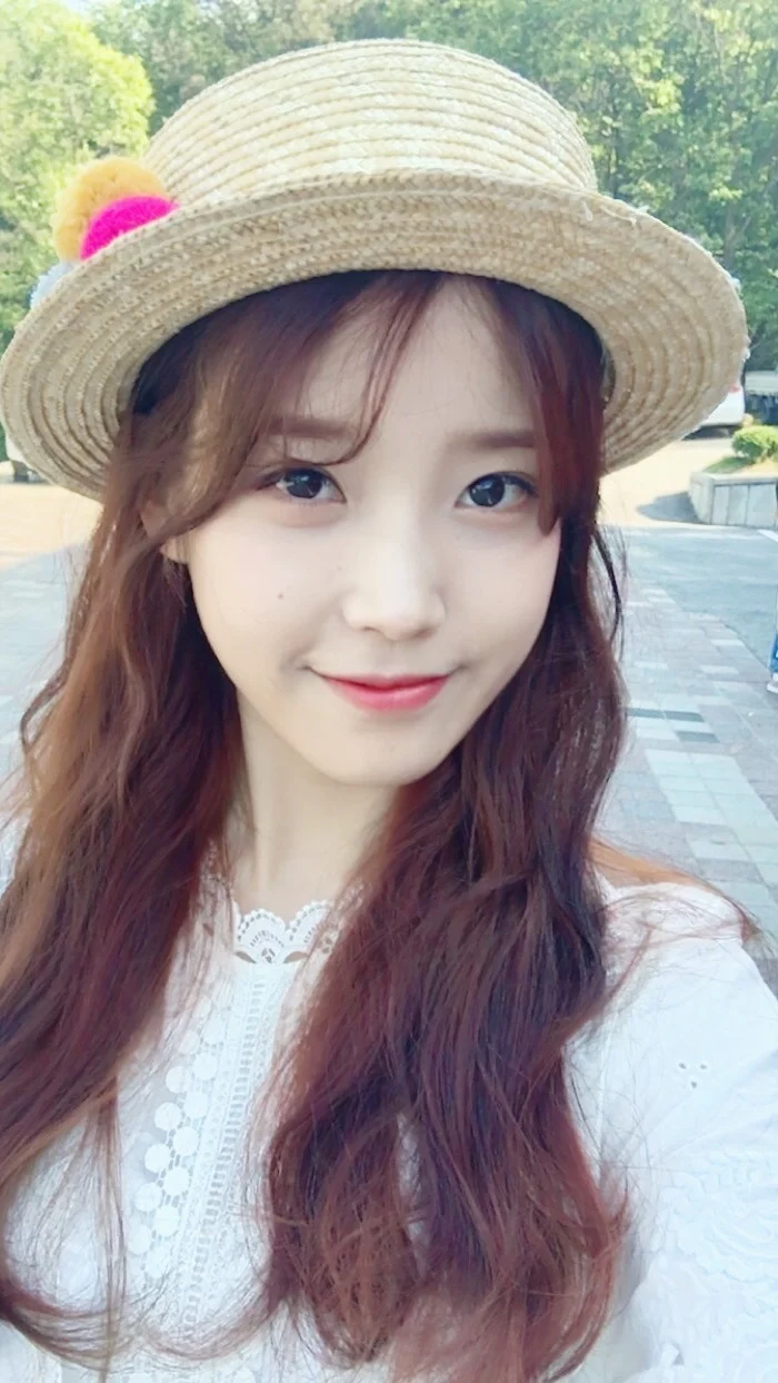 [잡담] 헐 방금 고화질로 돌린 변우석 아이유 투샷 사진 중 이거 아이유 이 날 셀카 아님..? | 인스티즈