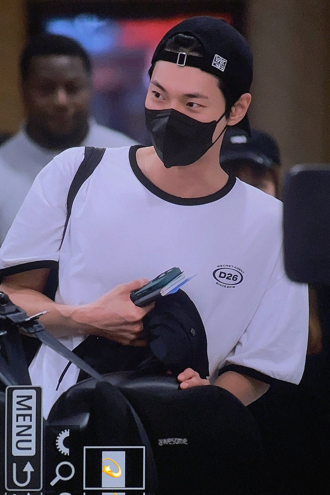 [잡담] 도영이 본인 어깨에 본인 얼굴 2개씩 들어갈것같음 | 인스티즈