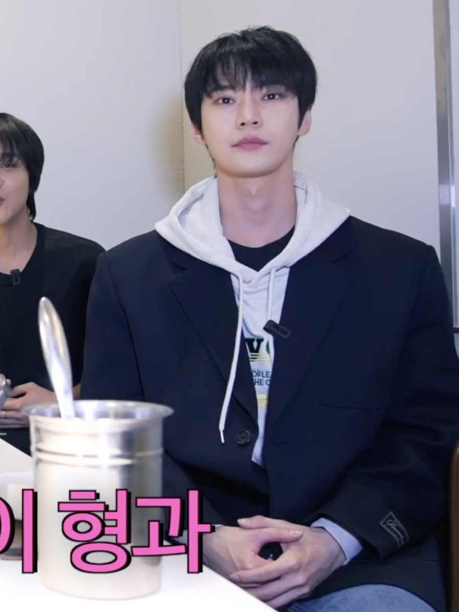 [잡담] 도영이 본인 어깨에 본인 얼굴 2개씩 들어갈것같음 | 인스티즈