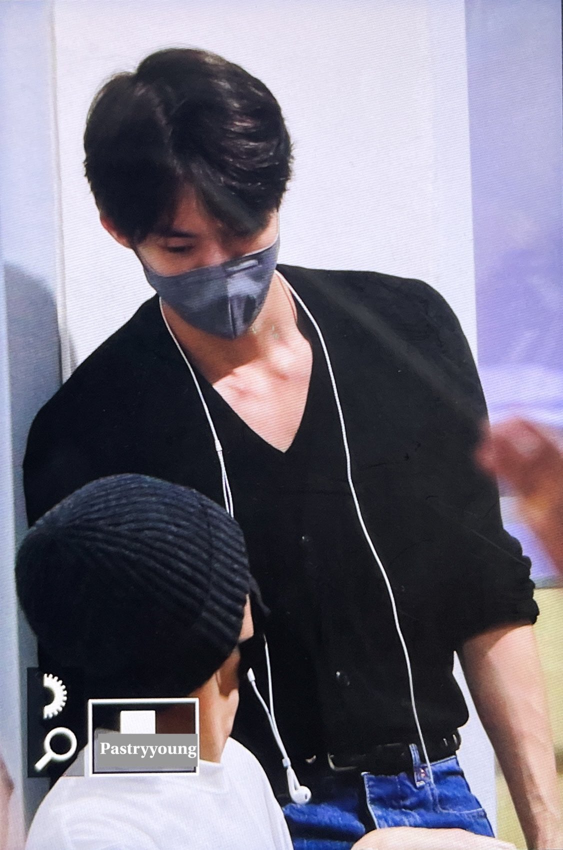 [잡담] 도영이 본인 어깨에 본인 얼굴 2개씩 들어갈것같음 | 인스티즈