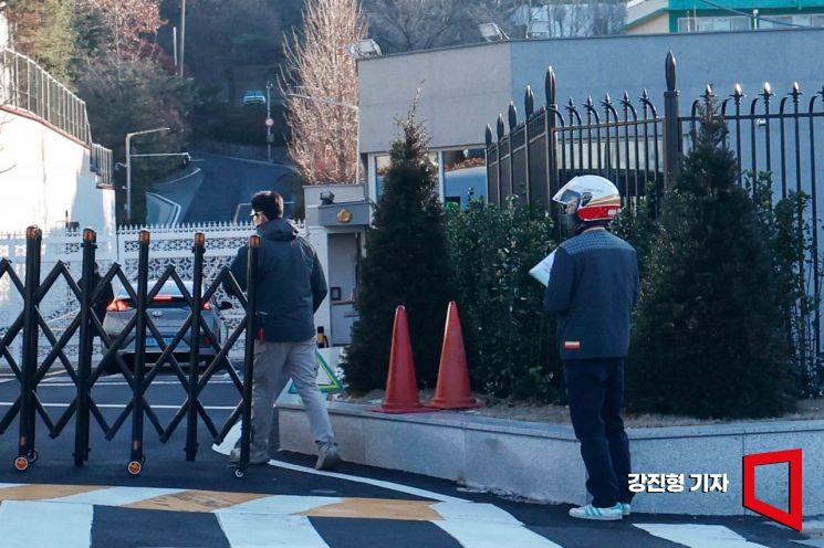 [정보/소식] '수취 거절' 대통령 관저 앞에서 우편물 들고 있는 우체국 직원 | 인스티즈